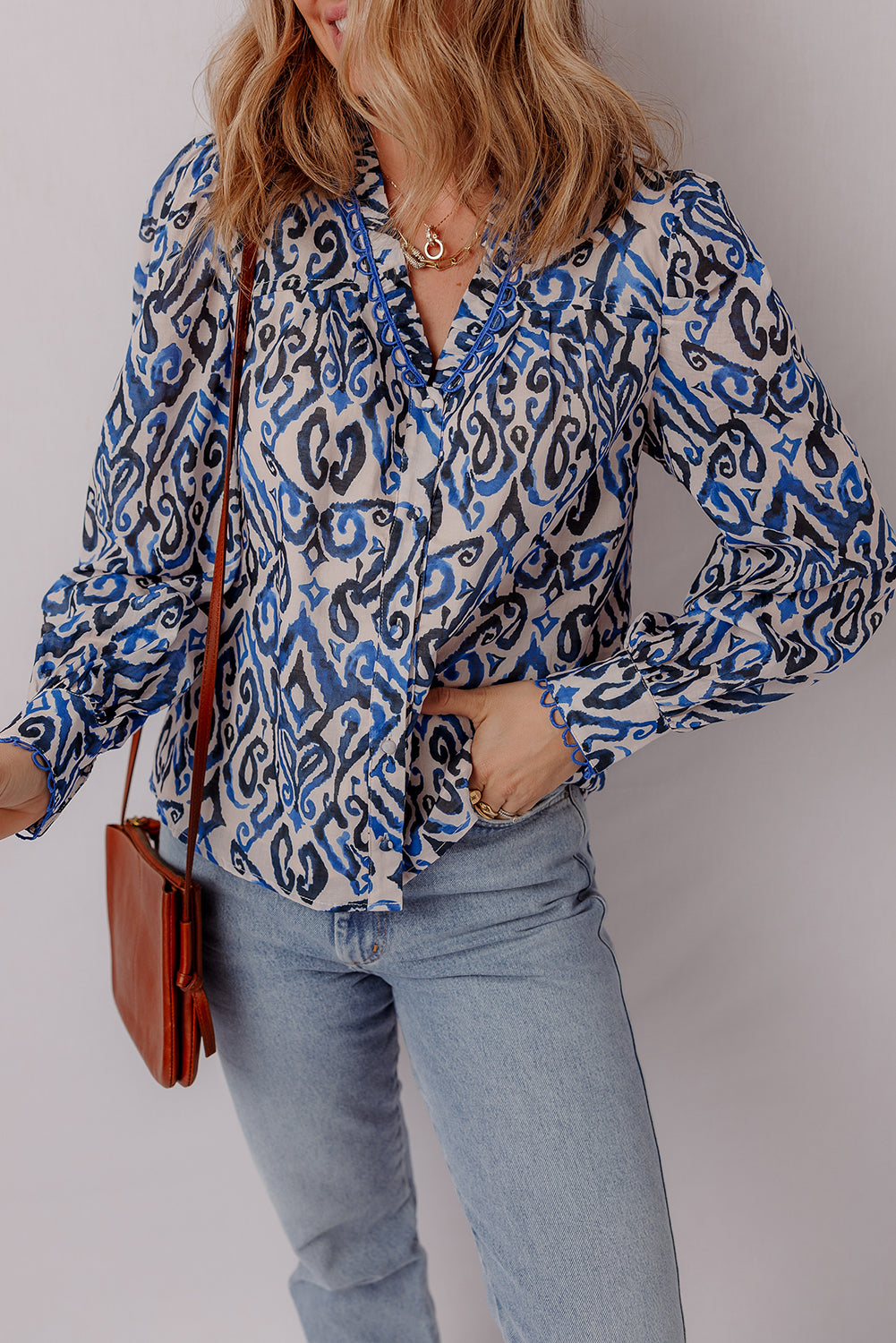 Blusa de manga larga con cuello en V y volantes con estampado abstracto bohemio azul