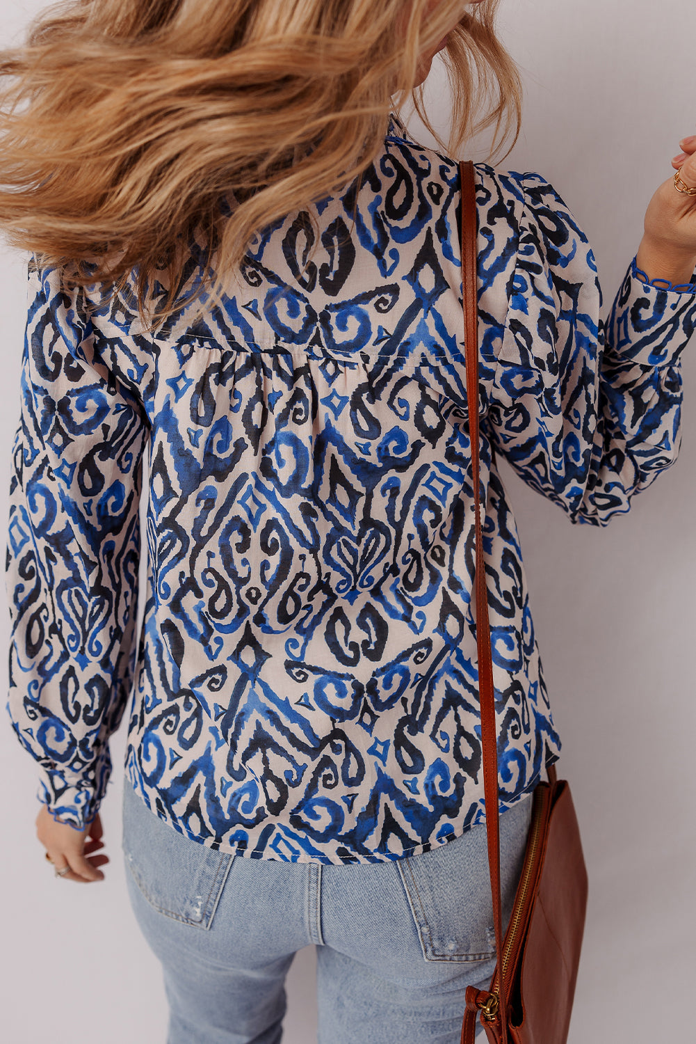 Blusa de manga larga con cuello en V y volantes con estampado abstracto bohemio azul
