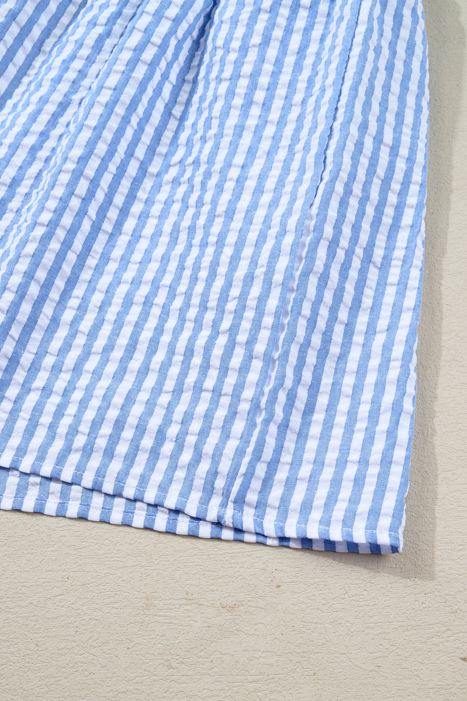 Robe cintrée à rayures bleu ciel en seersucker texturé, col cranté, manches bouffantes à volants