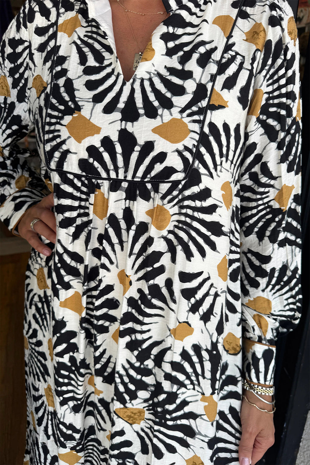 Robe longue noire à imprimé floral abstrait, fendue en V et à manches