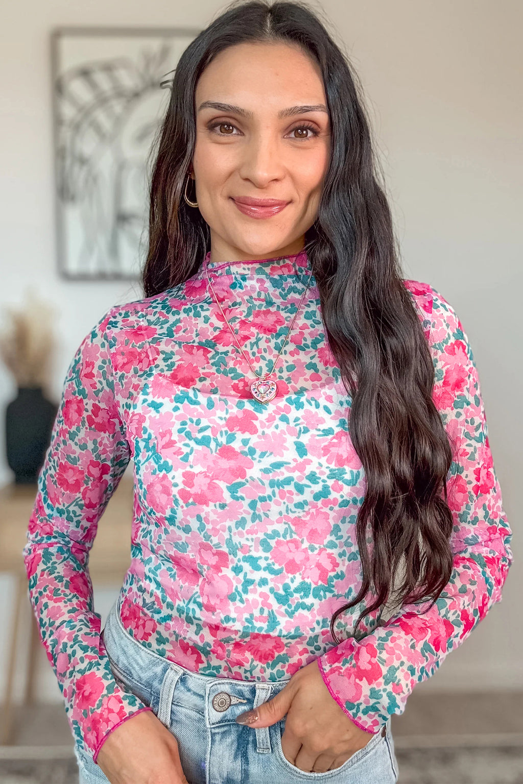 Haut à manches longues et col montant en maille florale rose, coupe ajustée