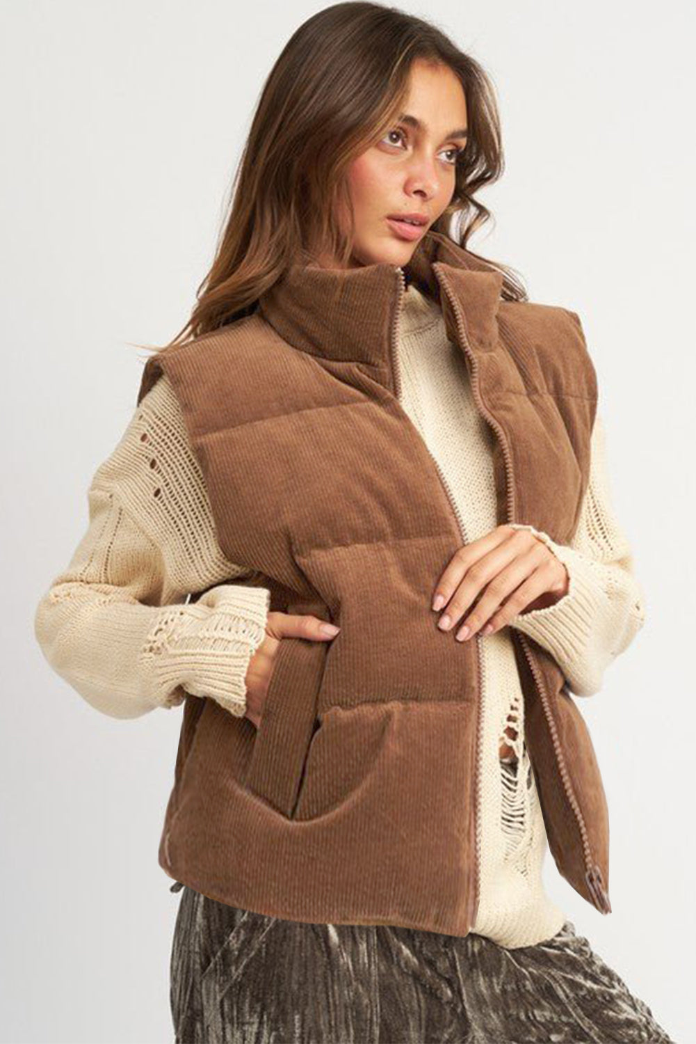 Gilet matelassé zippé en velours côtelé beige à col montant