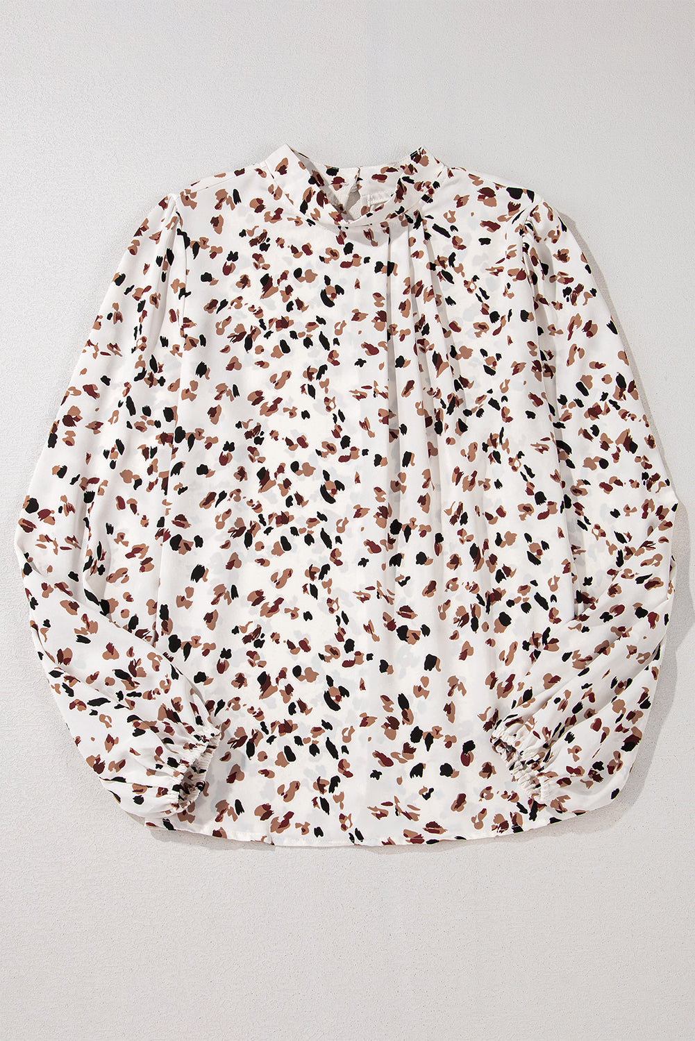 Blusa plisada con cuello alto y mangas abullonadas con estampado de leopardo negro
