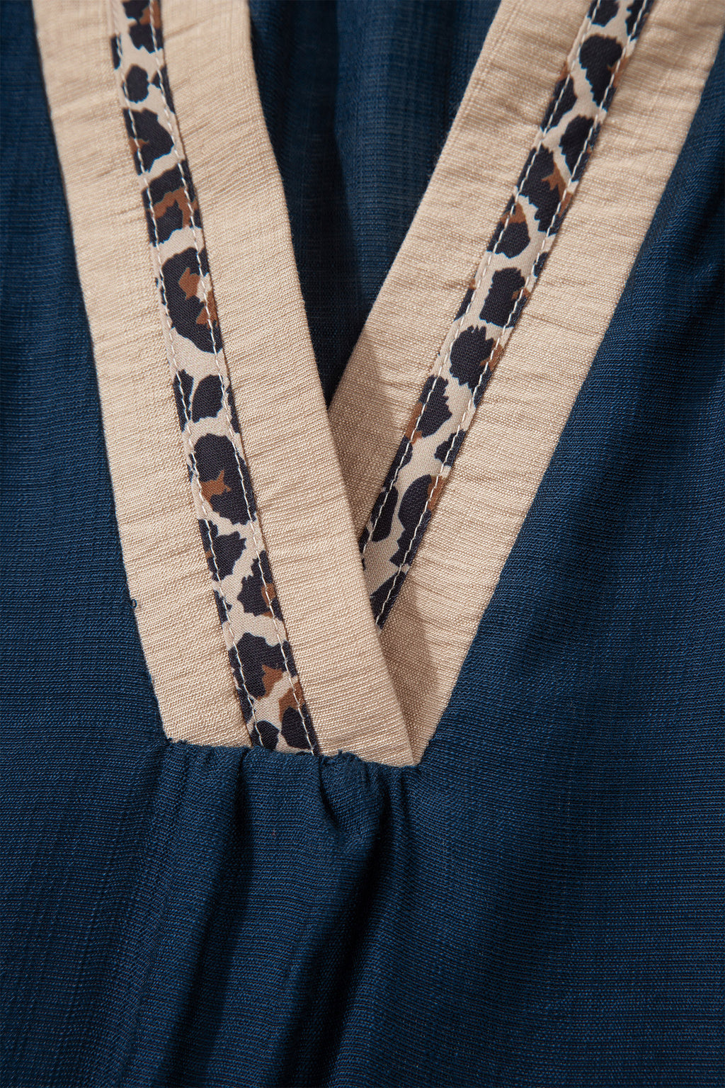 Blusa de talla grande con cuello patchwork de leopardo en contraste azul marino y manga larga con volantes