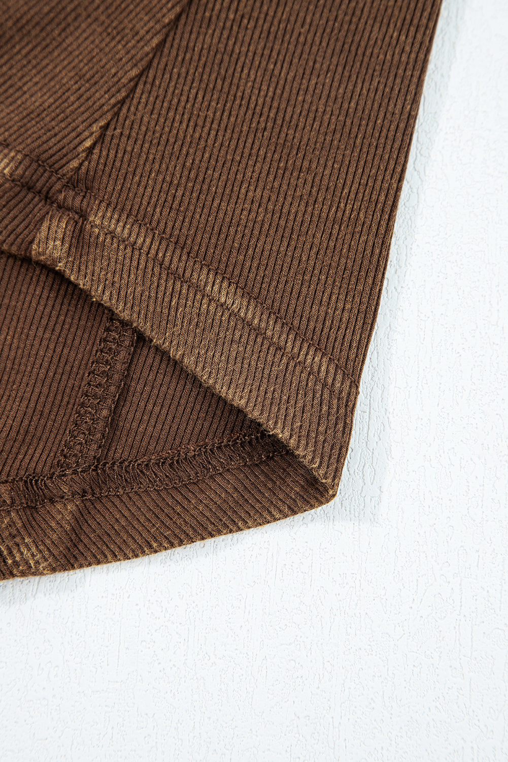 Top de manga larga acanalado con costuras expuestas en color burdeos