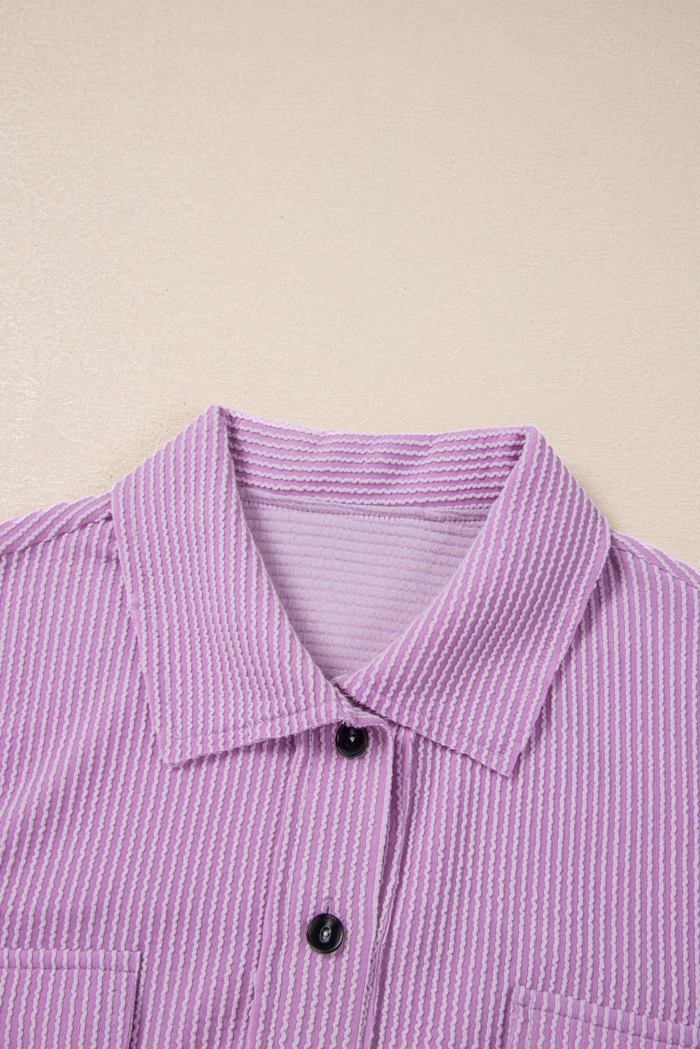 Blusa abotonada con cuello y bolsillo con solapa y cordón en forma de ramo de orquídeas