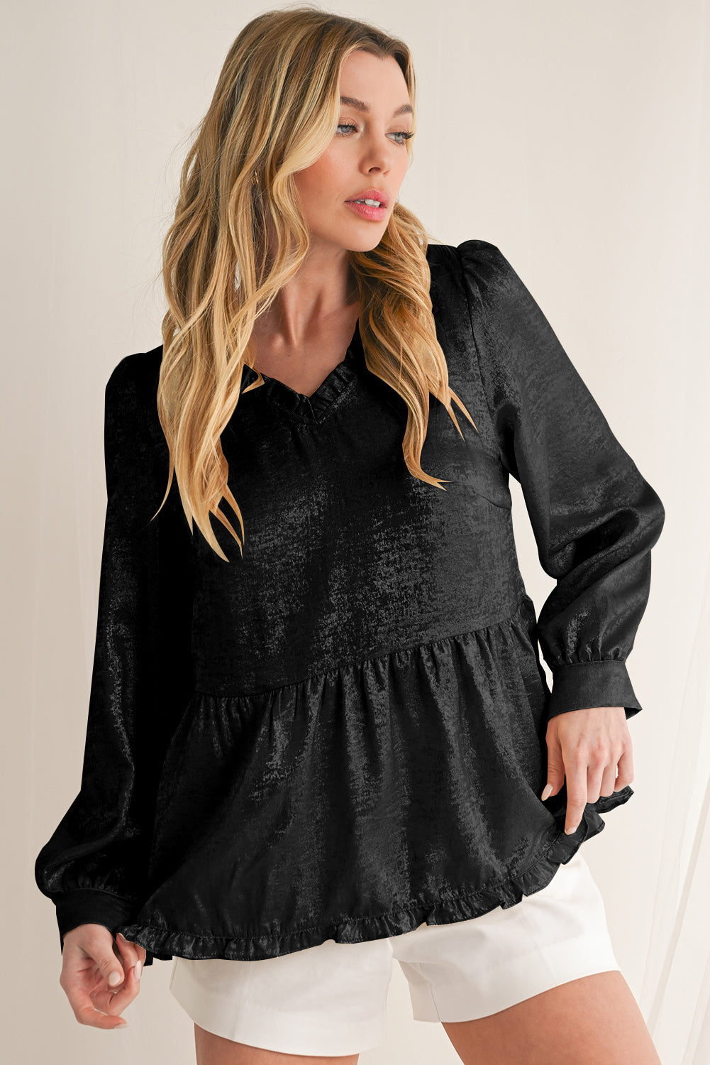 Chemisier babydoll noir en velours à volants, col en V et manches bouffantes