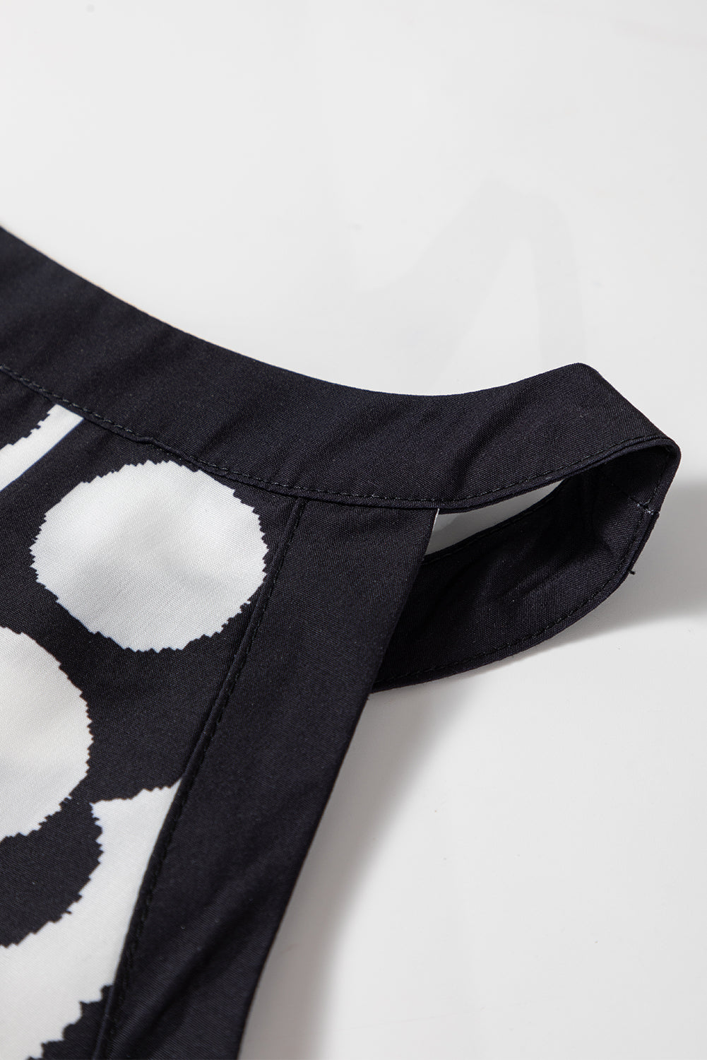 Top sin mangas con estampado geométrico negro