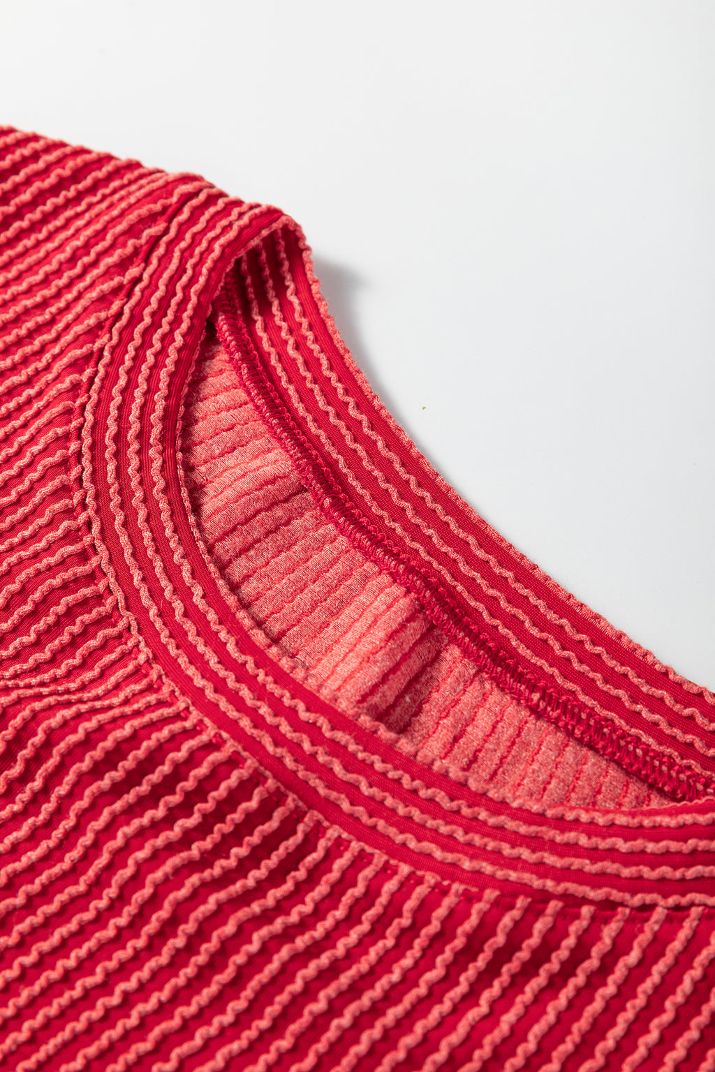 Haut à manches longues ample en maille côtelée rouge vif avec motif « Joyeuses lettres »