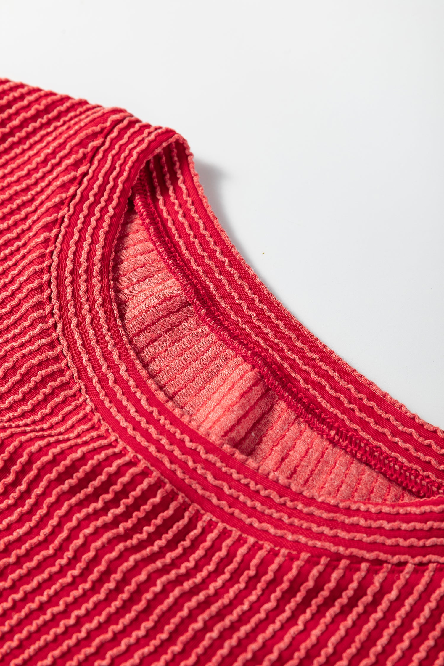 Haut à manches longues ample en maille côtelée rouge vif avec motif « Joyeuses lettres »