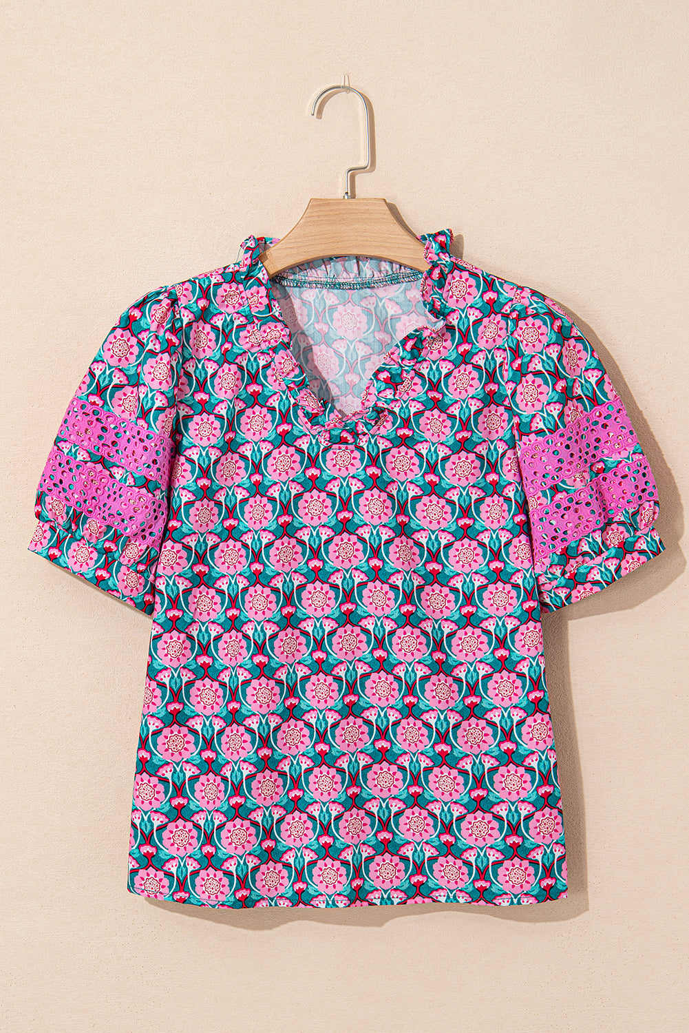 Blusa con escote en V, mangas abullonadas y estampado abstracto en color rosa bolsito