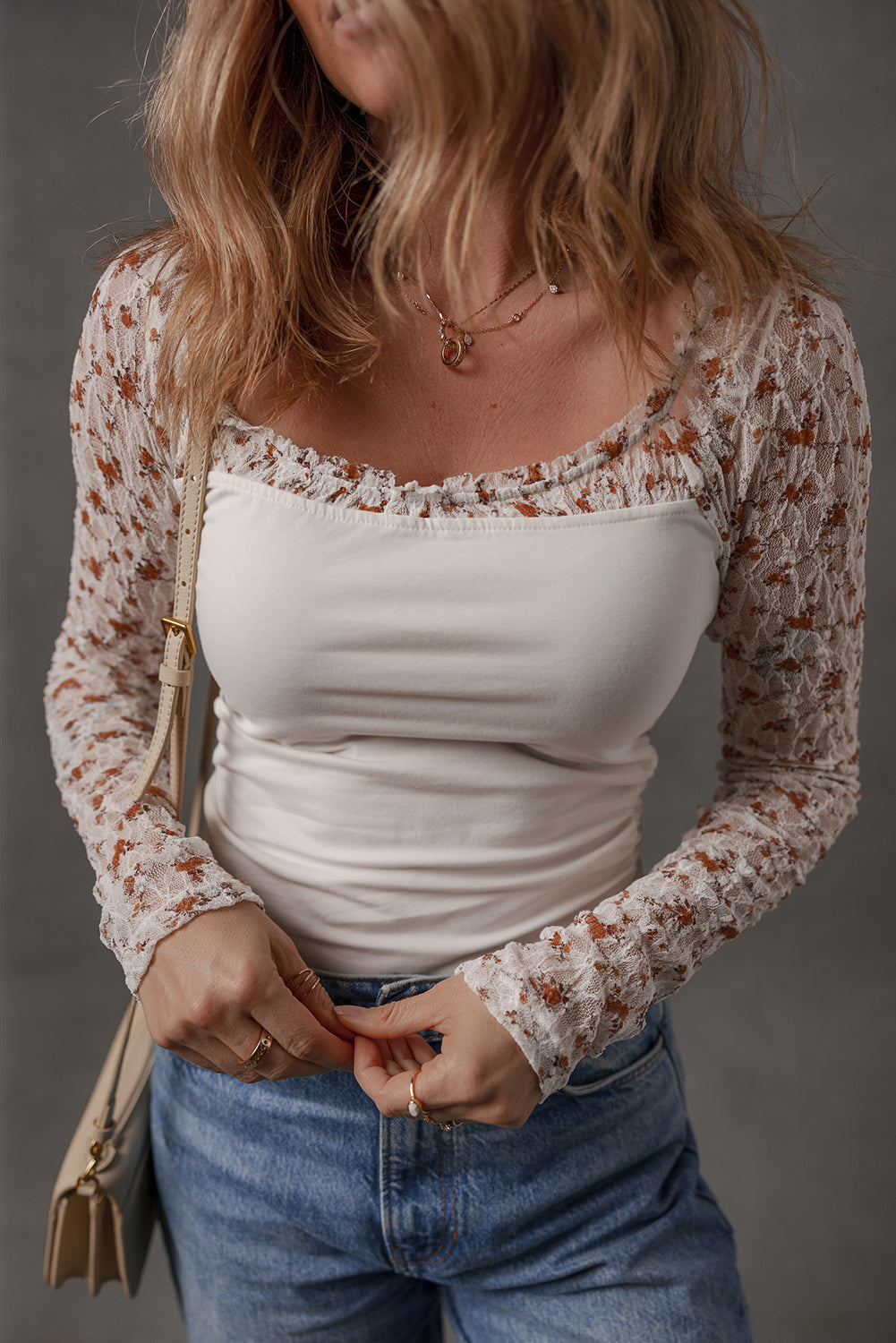 Haut à manches longues et col carré en dentelle florale blanche patchwork