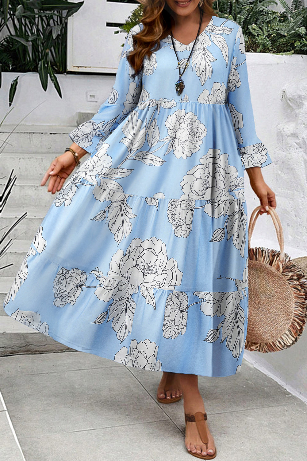 Vestido largo escalonado con escote en V y mangas acampanadas con flores en azul cielo, talla grande