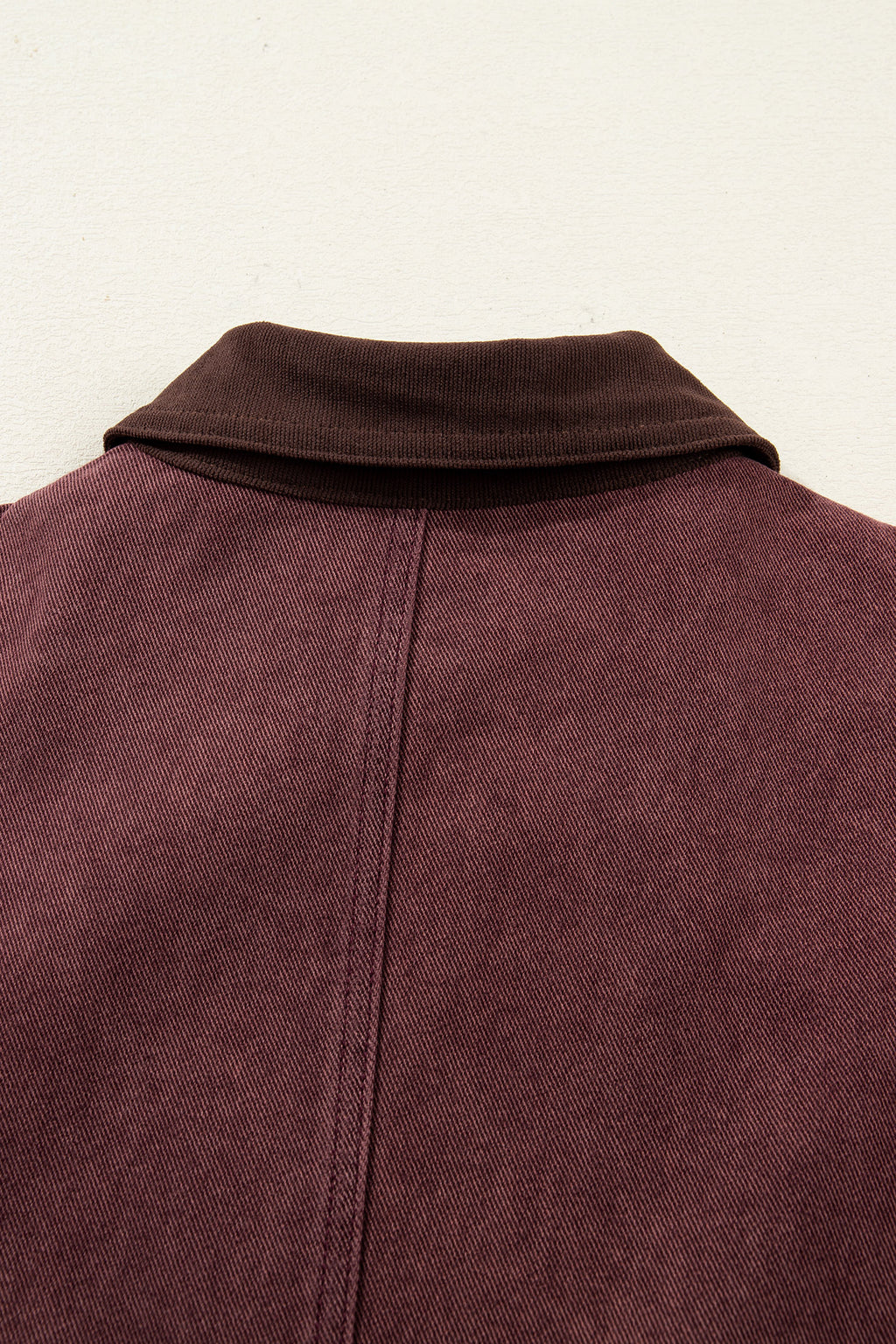 Veste en jean à col en velours côtelé couleur café et fermeture éclair sur le devant