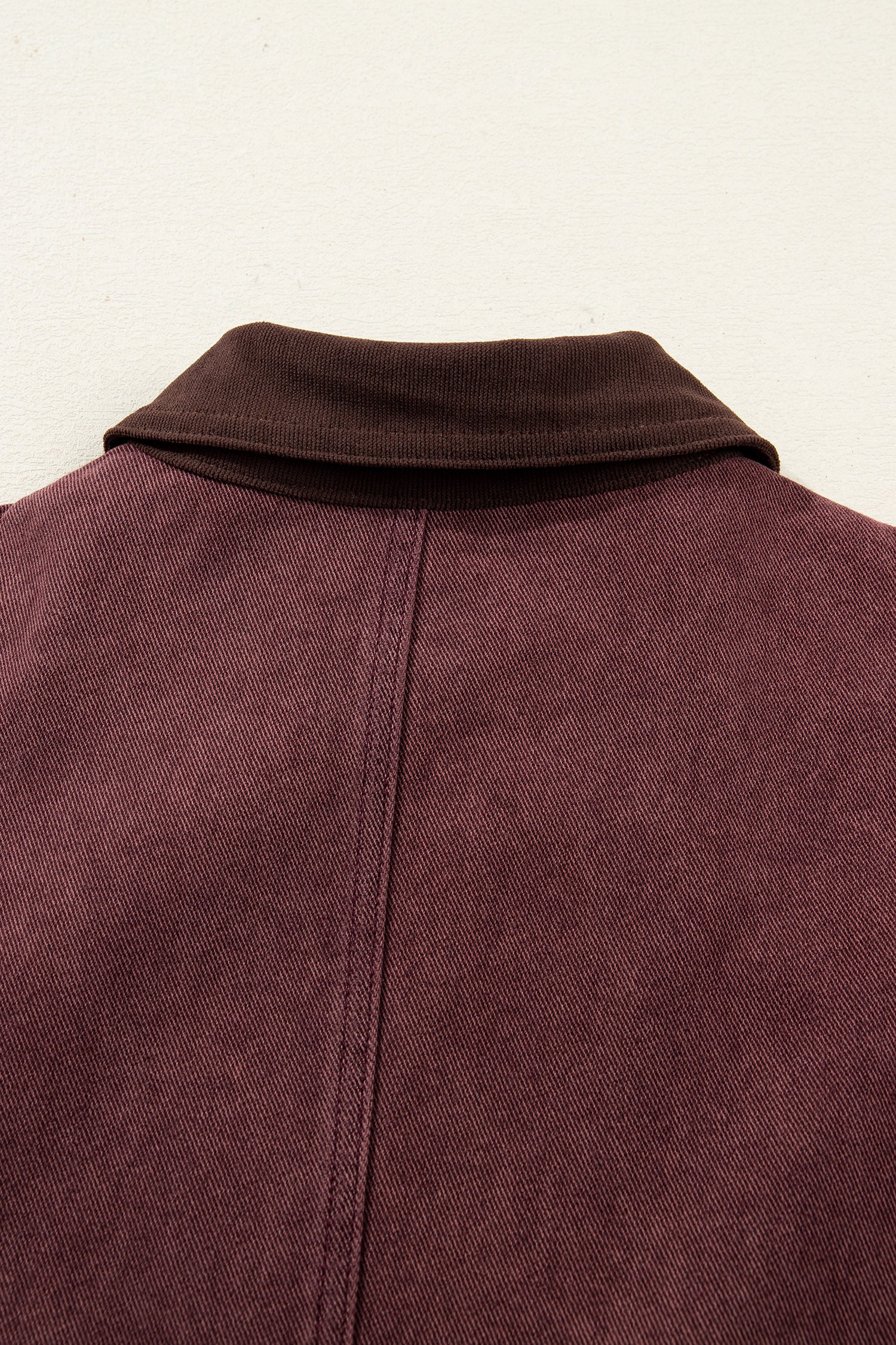 Veste en jean à col en velours côtelé couleur café et fermeture éclair sur le devant