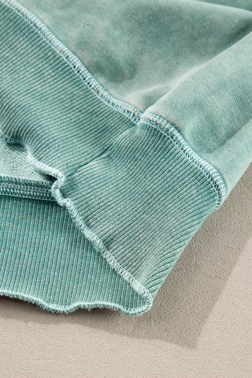 Sudadera negra lisa de punto gofre con mangas raglán