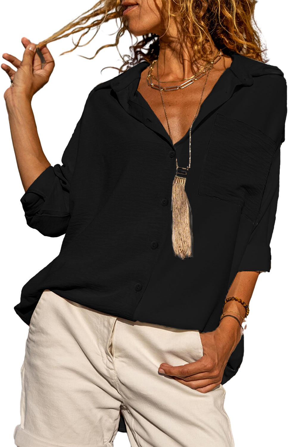 Camisa negra de media manga con bolsillo arrugado