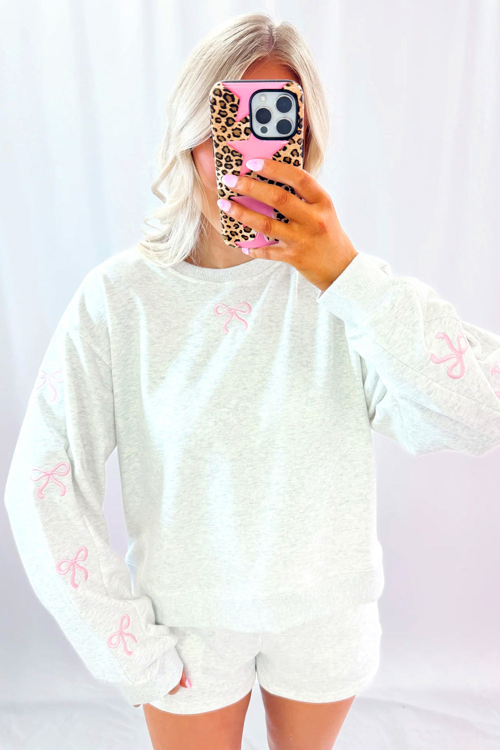 Conjunto de jersey de manga larga con bordado de lazo gris claro y pantalones cortos de cintura alta