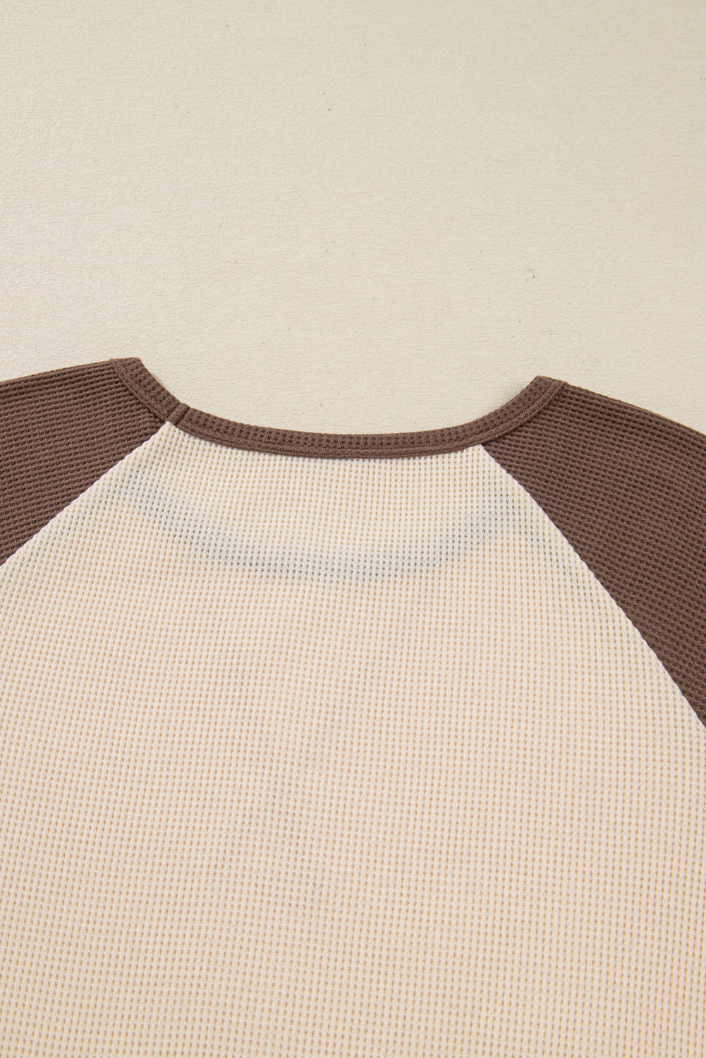 Haut à manches longues en patchwork de couleurs à imprimé floral marron