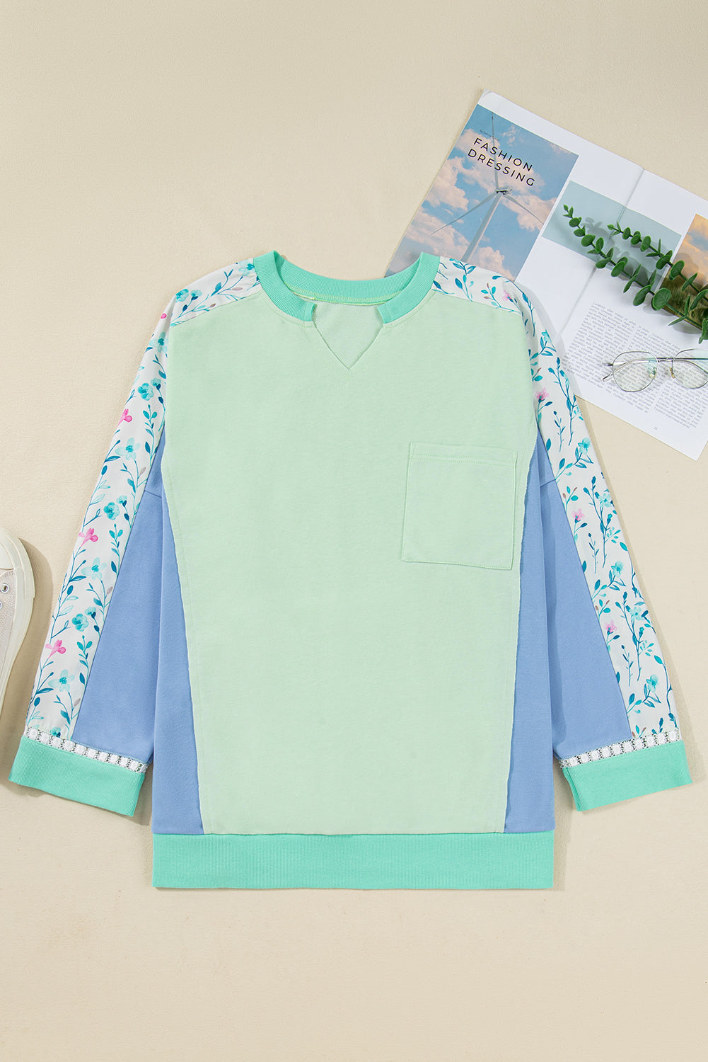 Top de manga larga con cuello con muesca y diseño de patchwork floral en color verde de talla grande
