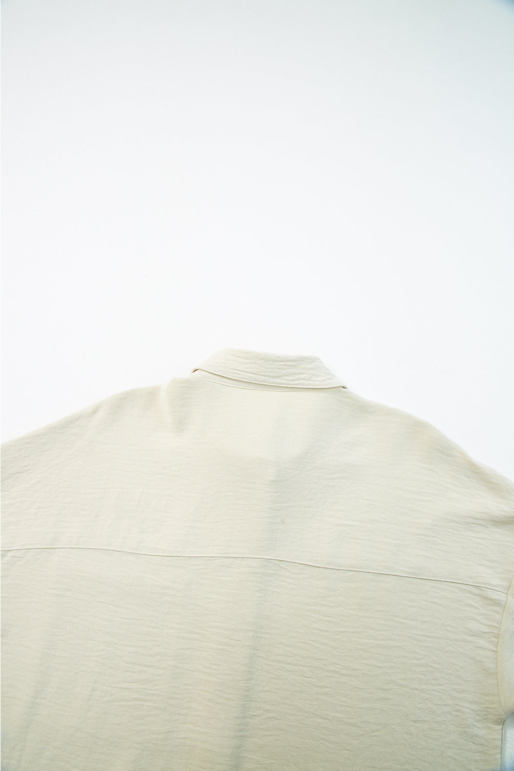 Camisa negra de media manga con bolsillo arrugado