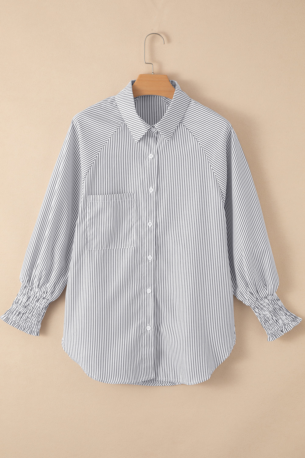 Chemise décontractée à rayures bleu clair et poignets froncés