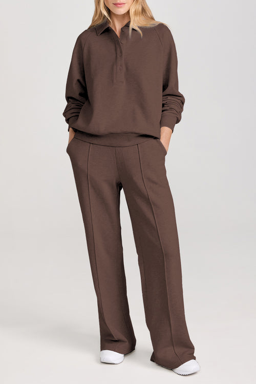 Ensemble de sport composé d'un sweat-shirt à col marron foncé et d'un pantalon taille haute.