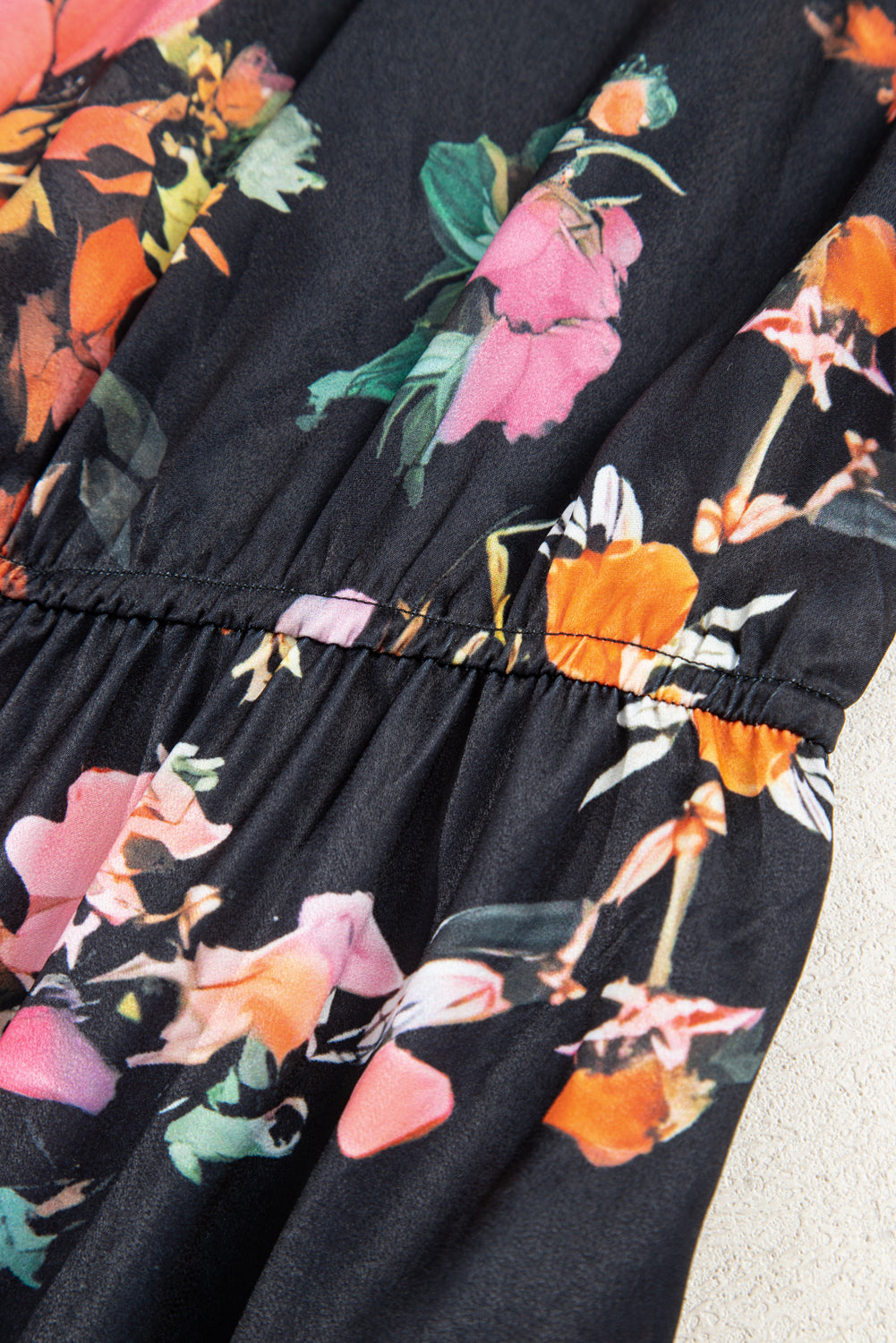 Mini-robe noire à imprimé floral grande taille, col noué, taille cintrée, manches longues