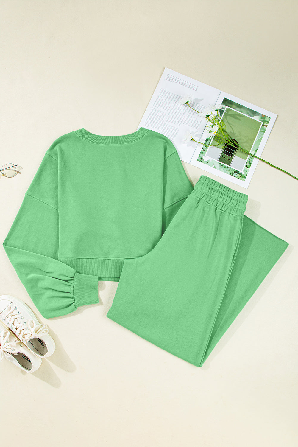Conjunto de jersey corto con hombros caídos y pantalones anchos con cordón ajustable en verde brillante