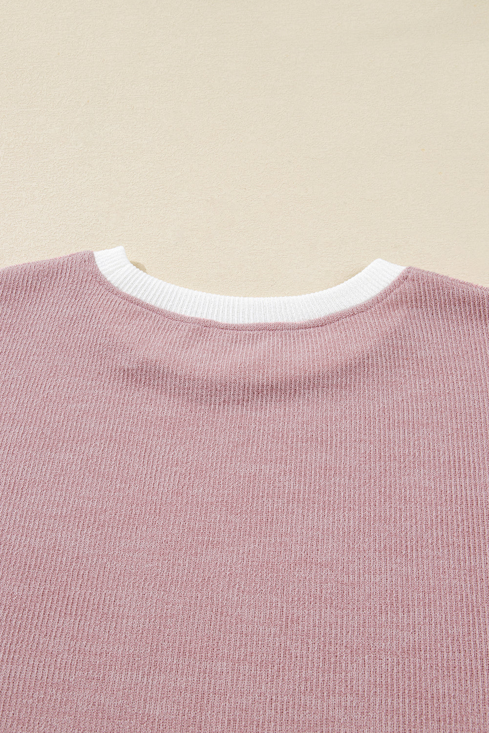 Haut tricoté rose clair à épaules tombantes et bordure contrastée, grande taille