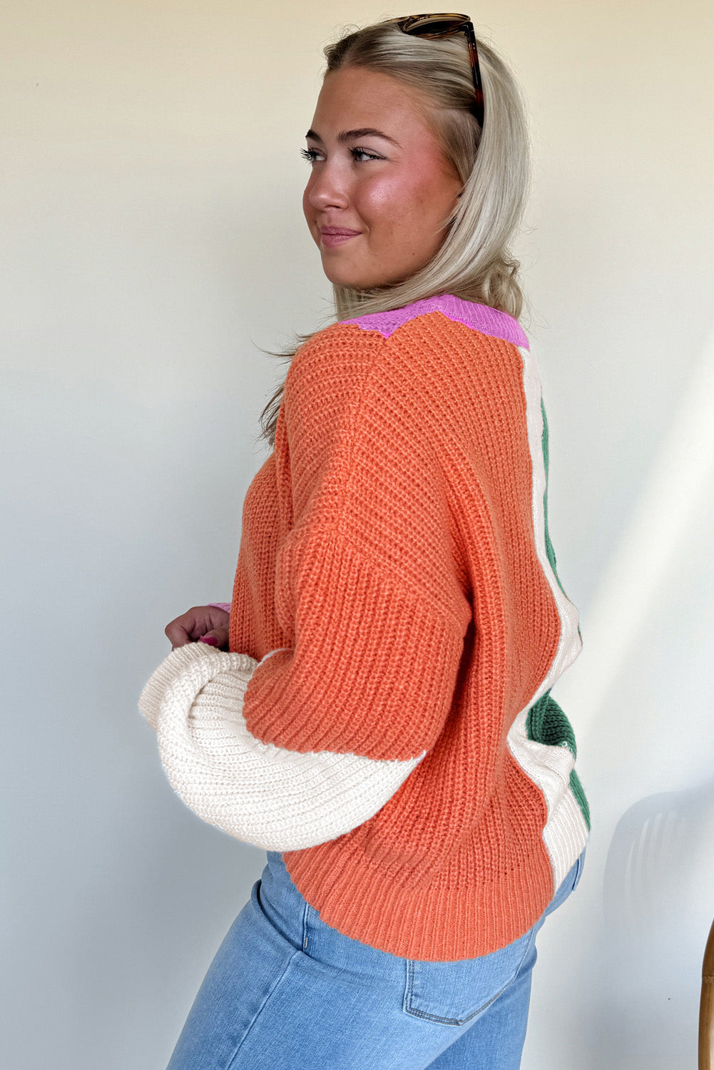 Suéter holgado de punto con hombros caídos y bloques de color dorado del desierto