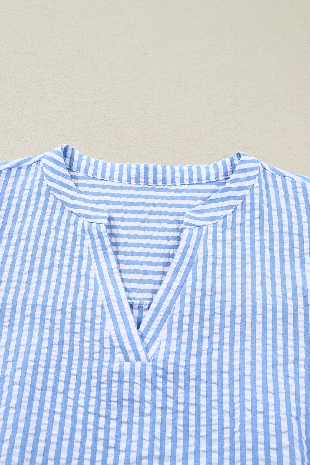 Robe cintrée à rayures bleu ciel en seersucker texturé, col cranté, manches bouffantes à volants