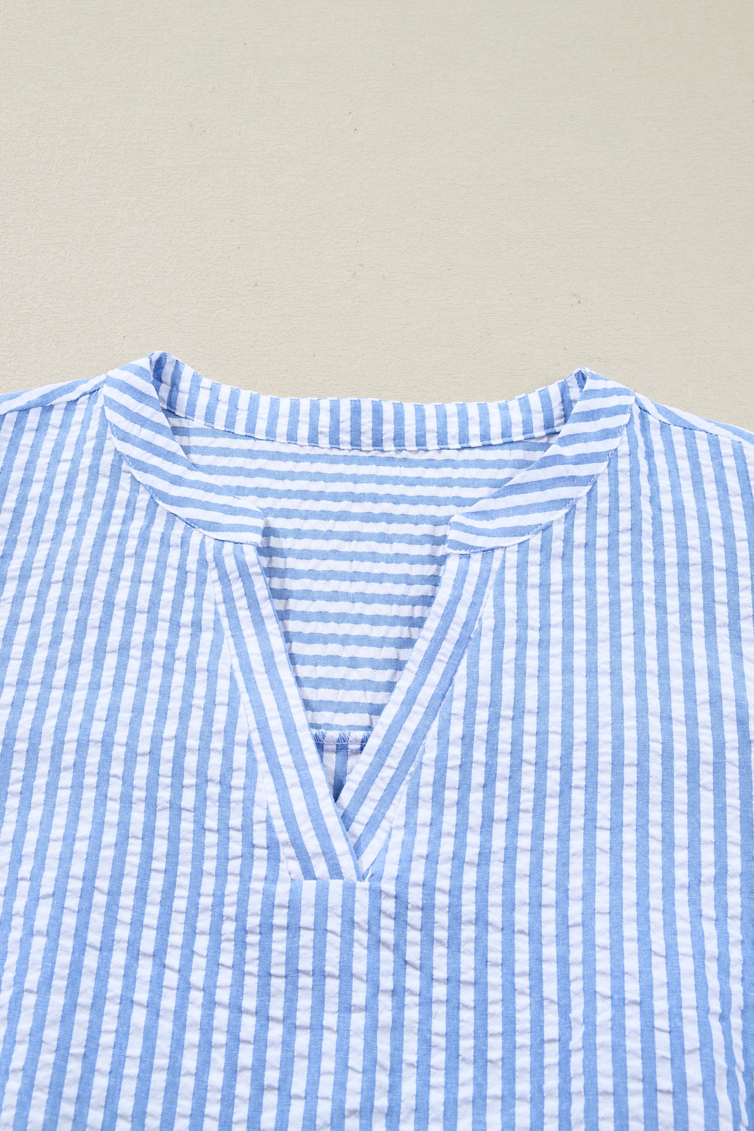 Robe cintrée à rayures bleu ciel en seersucker texturé, col cranté, manches bouffantes à volants