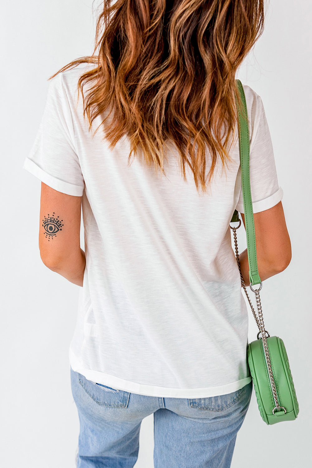 Camiseta gráfica con la letra MERRY, estampado multicolor, a cuadros de leopardo blanco