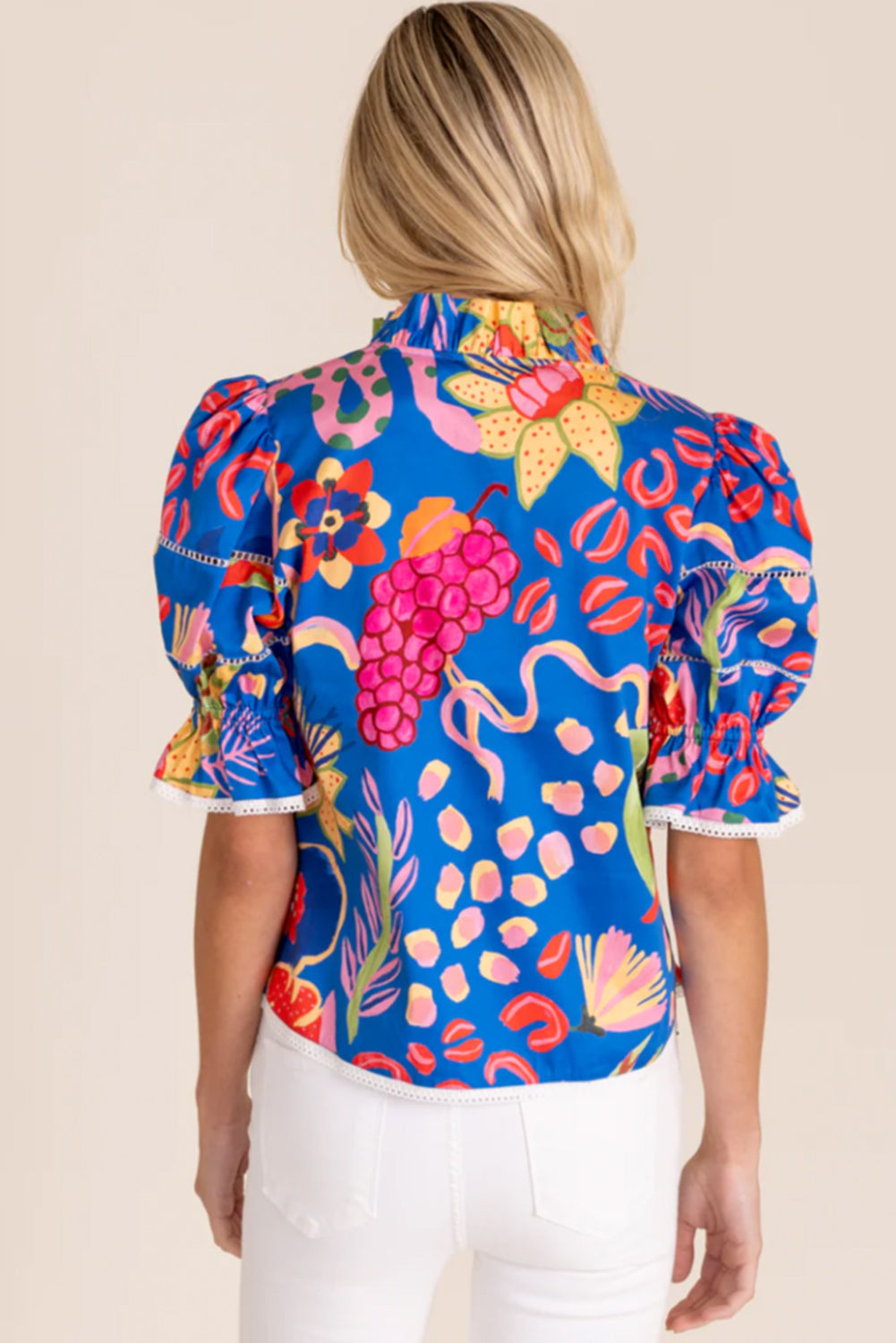 Blusa con escote en V y estampado abstracto con volantes azules