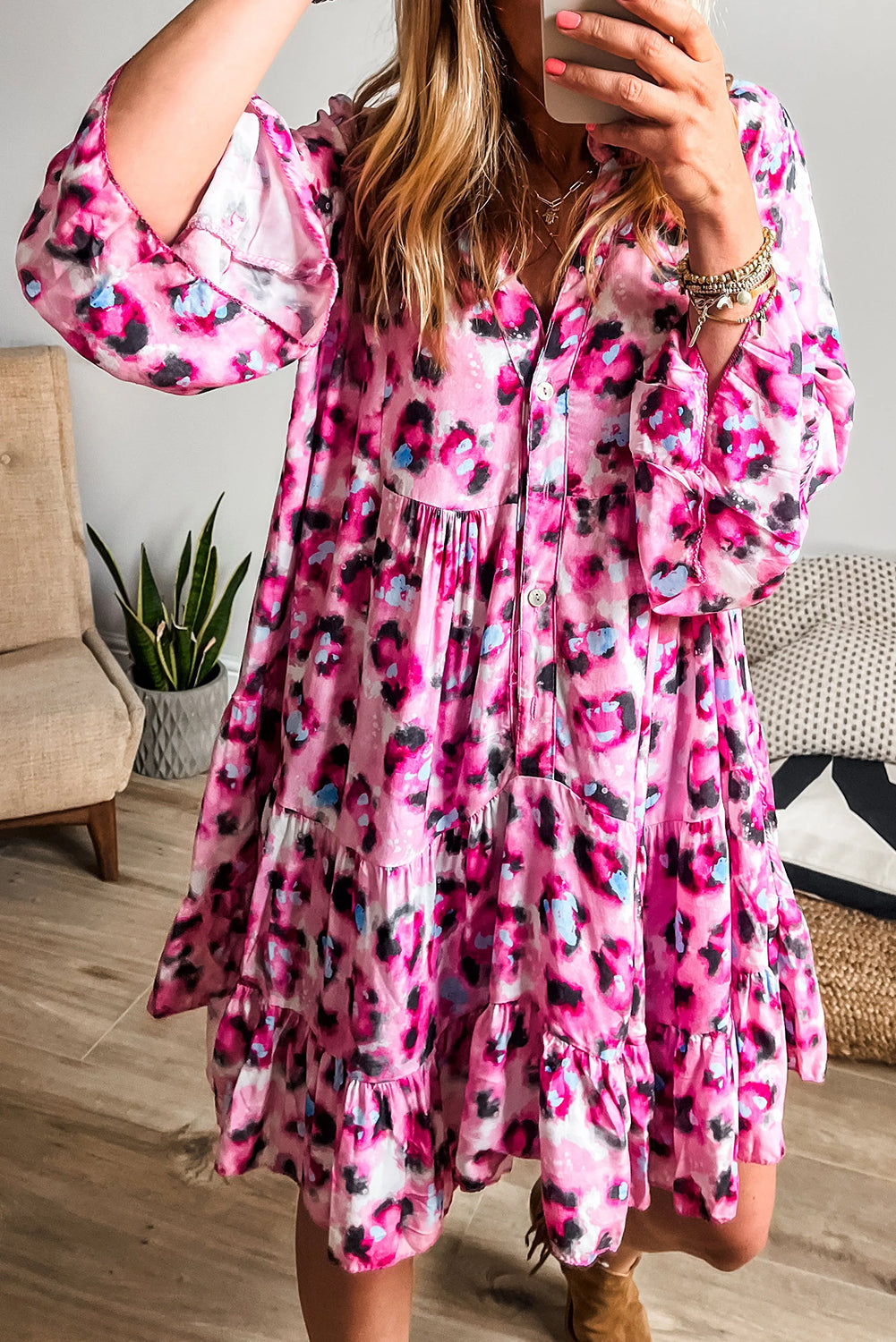 Vestido mini fluido con cuello en V, bolsillos y botones de leopardo en color caqui