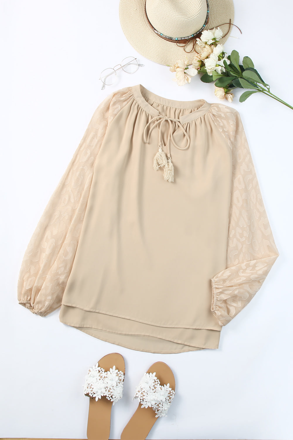 Blusa beige informal con mangas de leopardo, flecos y cuello en V