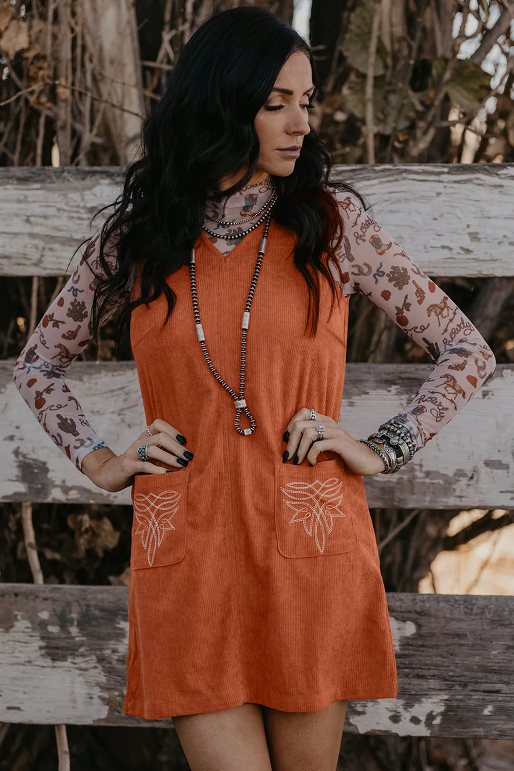 Vestido mini sin mangas con bolsillo de parche bordado de pana con llamas doradas