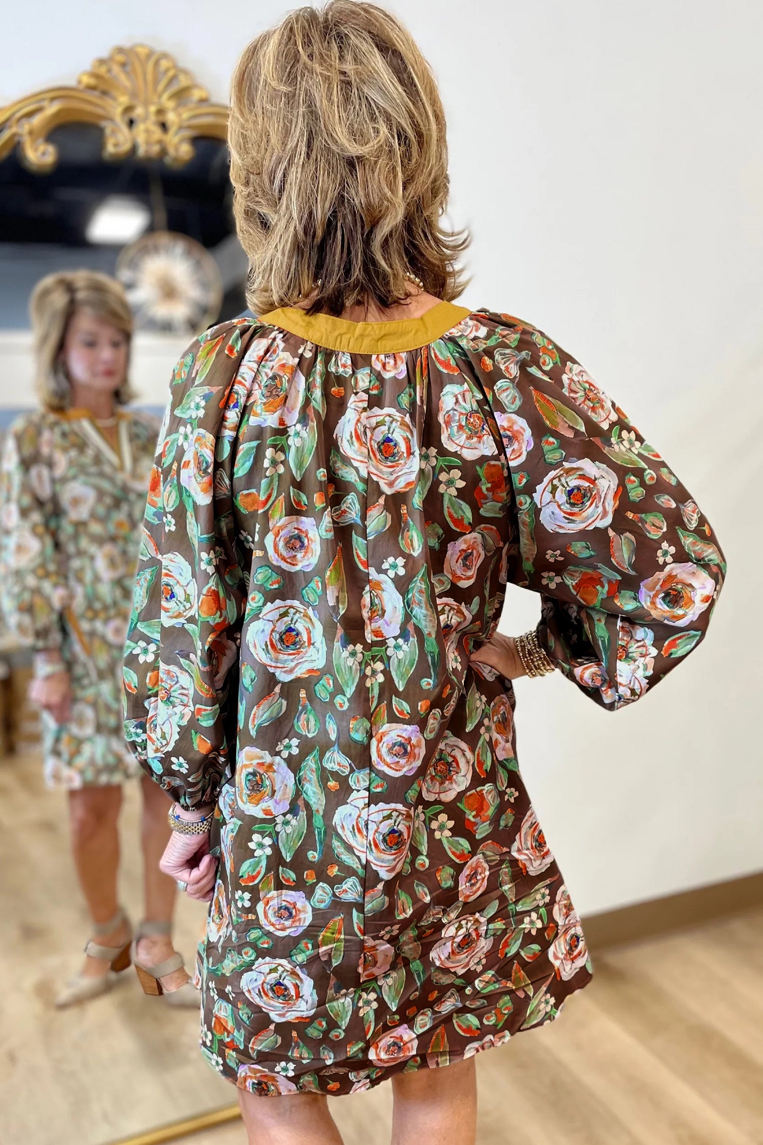 Robe courte à manches longues, col en V, imprimé floral marron, finitions contrastées, poches et bordures contrastées