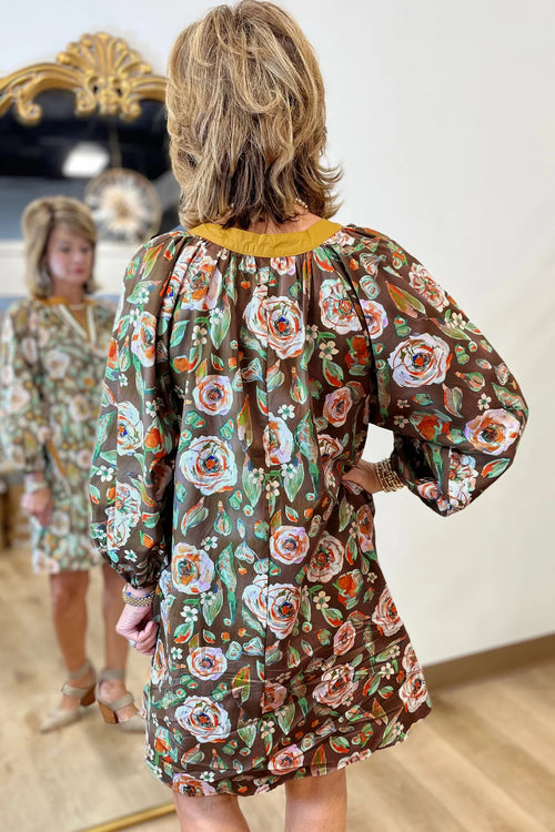 Robe courte à manches longues, col en V, imprimé floral marron, finitions contrastées, poches et bordures contrastées