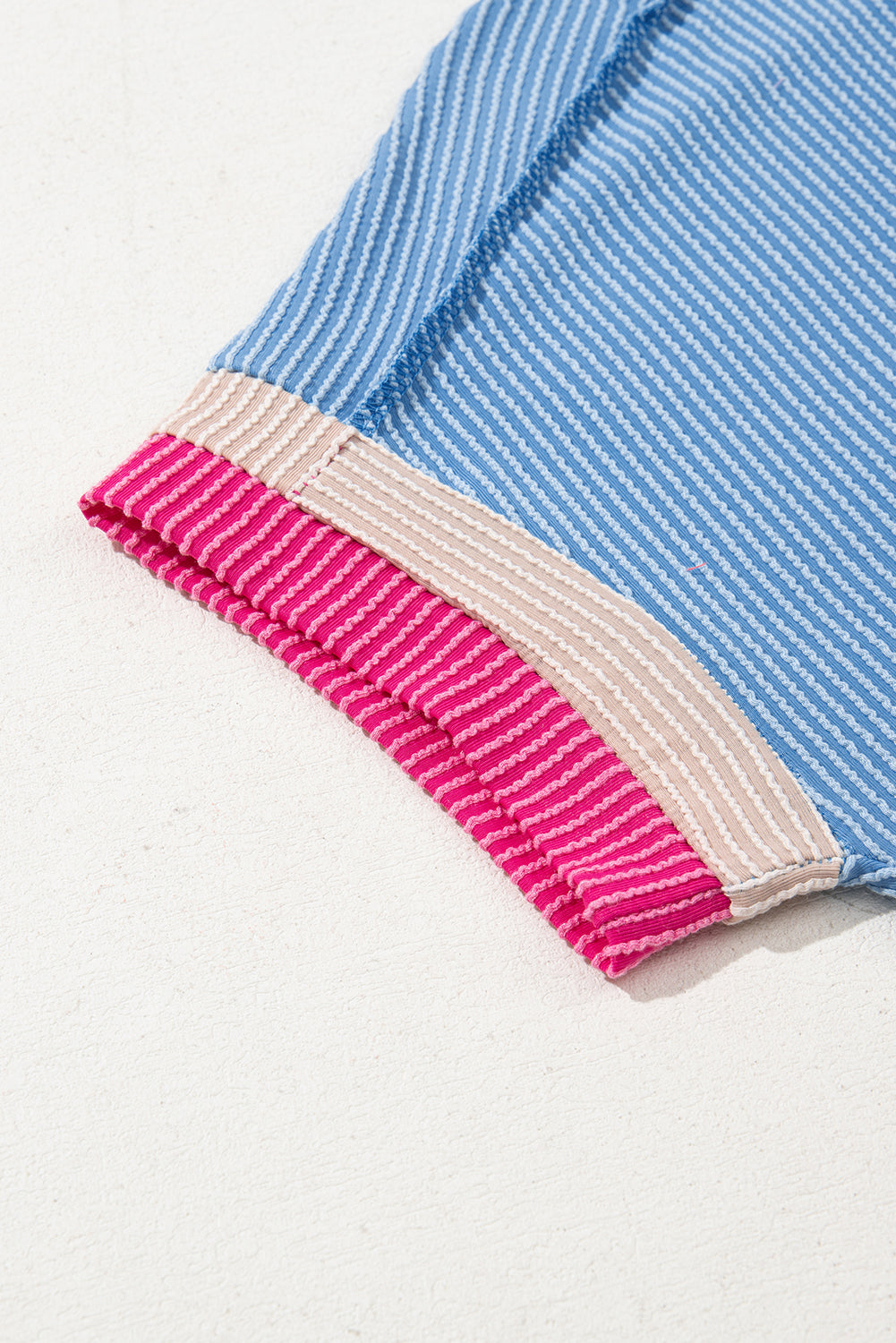 T-shirt col rond texturé rose vif de couleur contrastée