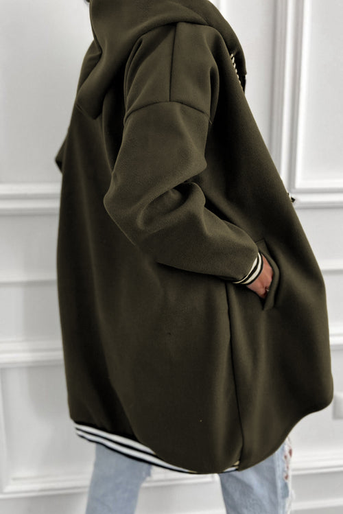 Tunique à capuche zippée avec poignets contrastés et épaules tombantes, ornée d'un trèfle à quatre feuilles