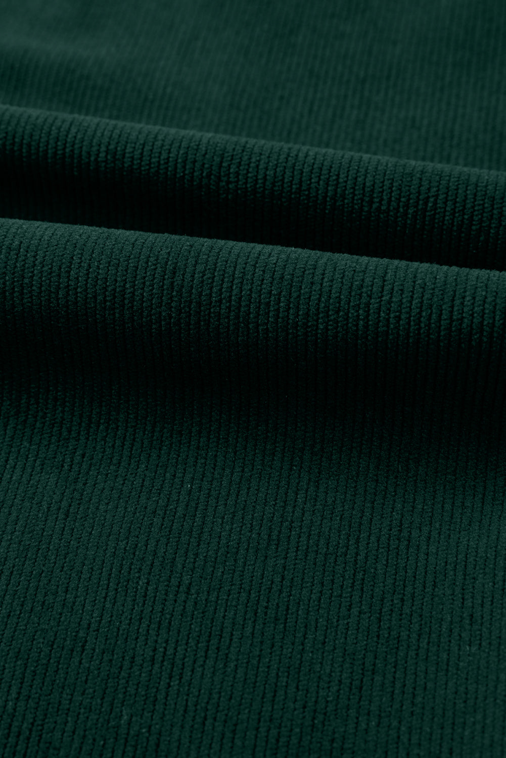 Mono sin mangas de pana verde con cuello en V y bolsillo de parche