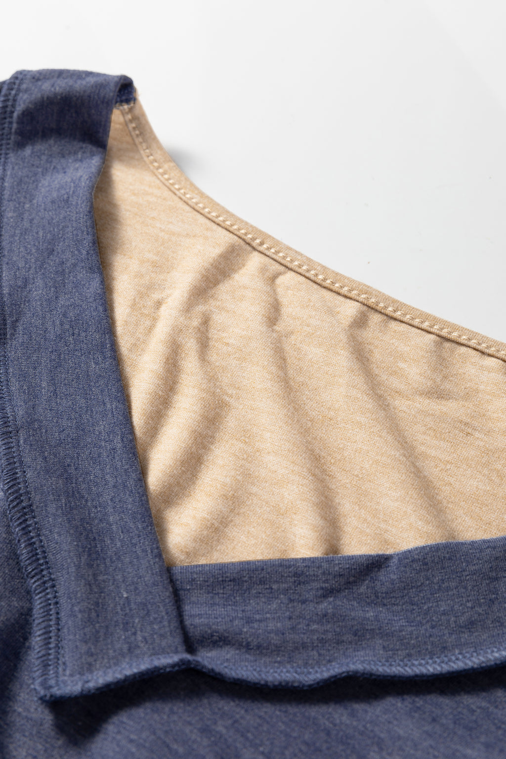 Haut à manches longues et col en V colorblock bleu marine avec coutures apparentes