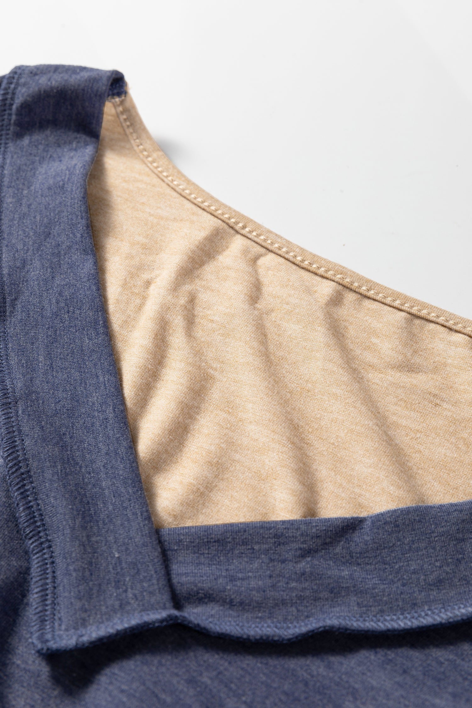 Haut à manches longues et col en V colorblock bleu marine avec coutures apparentes